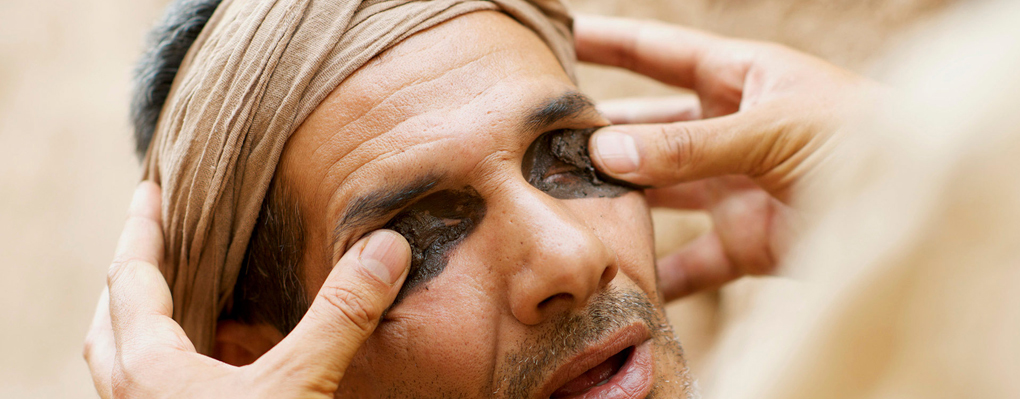 Jesus heals the blind man